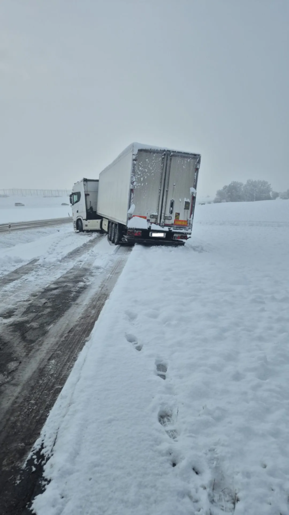 Trucks Towing Service Near Munich: Recovery of a Fully Loaded Semi-Trailer by AutoHelp UG – LKW Help 24 Trucks Towing Service Near Munich: Recovery of a Fully Loaded Semi-Trailer by AutoHelp UG