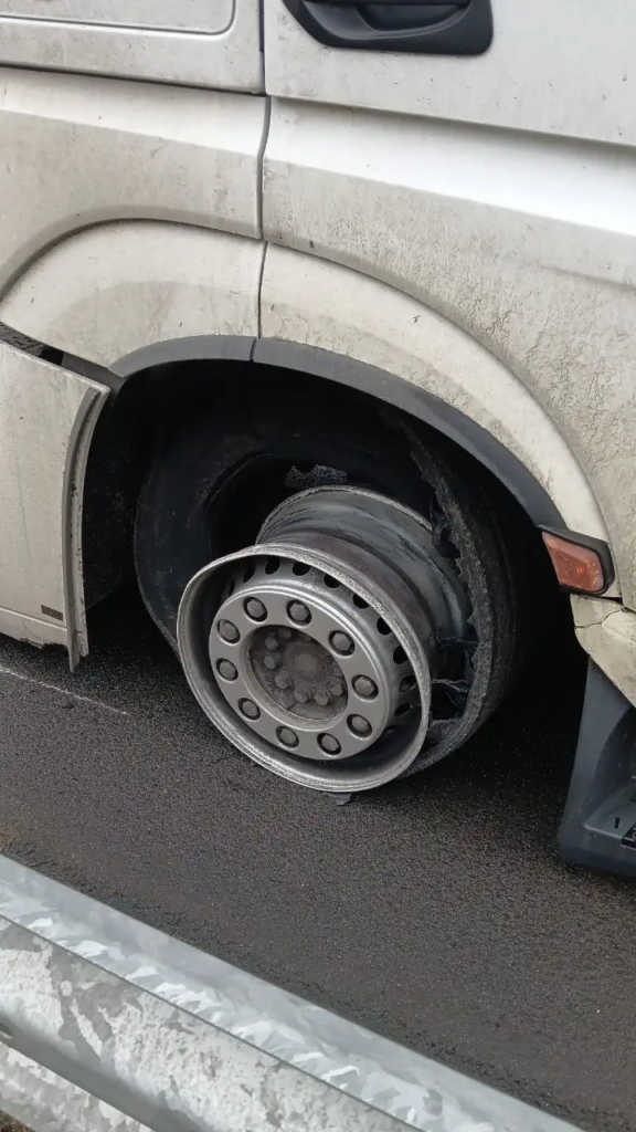 Mobiler LKW-Reifenservice auf der Autobahn bei Hamburg – Schnelle Hilfe rund um die Uhr