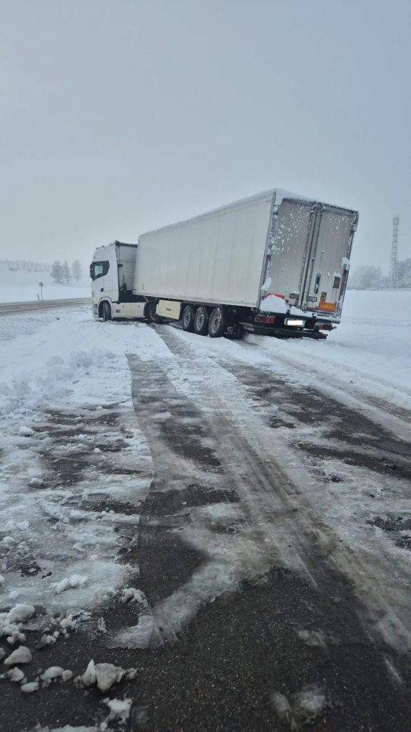 Trucks Towing Service Near Munich: Recovery of a Fully Loaded Semi-Trailer by AutoHelp UG – LKW Help 24 Trucks Towing Service Near Munich: Recovery of a Fully Loaded Semi-Trailer by AutoHelp UG