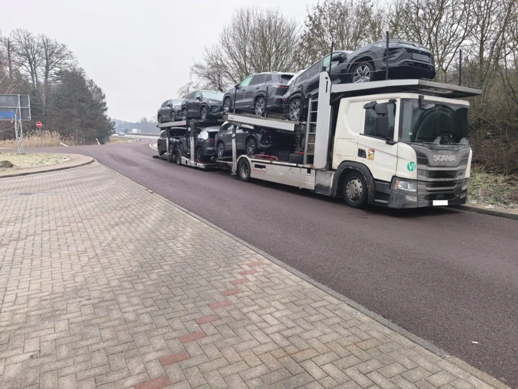 LKW Reifenservice: Mobiler Reifenservice für Autotransporter auf der A5 bei Freiburg (PLZ 79114) – Austausch von zwei Reifen auf einer Achse – AutoHelp LKW Reifenservice: Mobiler Reifenservice für Autotransporter auf der A5 bei Freiburg (PLZ 79114) – Austausch von zwei Reifen auf einer Achse