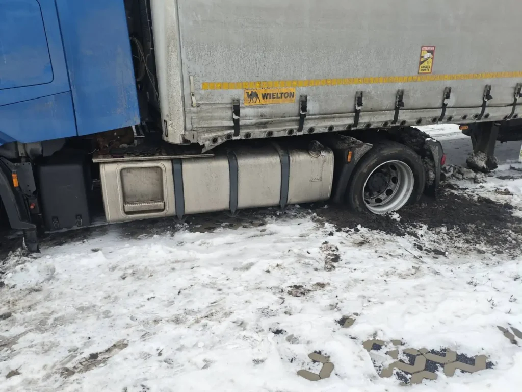 Abschleppen LKW Professionelle Bergung eines festgefahrenen LKW auf Parkplatz bei Regensburg (93055). – LKW Help 24 Abschleppen LKW Professionelle Bergung eines festgefahrenen LKW auf Parkplatz bei Regensburg (93055)