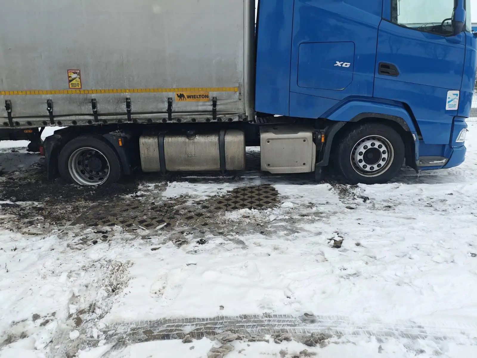 Abschleppen LKW Professionelle Bergung eines festgefahrenen LKW auf Parkplatz bei Regensburg (93055).. – AutoHelp Abschleppen LKW Professionelle Bergung eines festgefahrenen LKW auf Parkplatz bei Regensburg (93055)