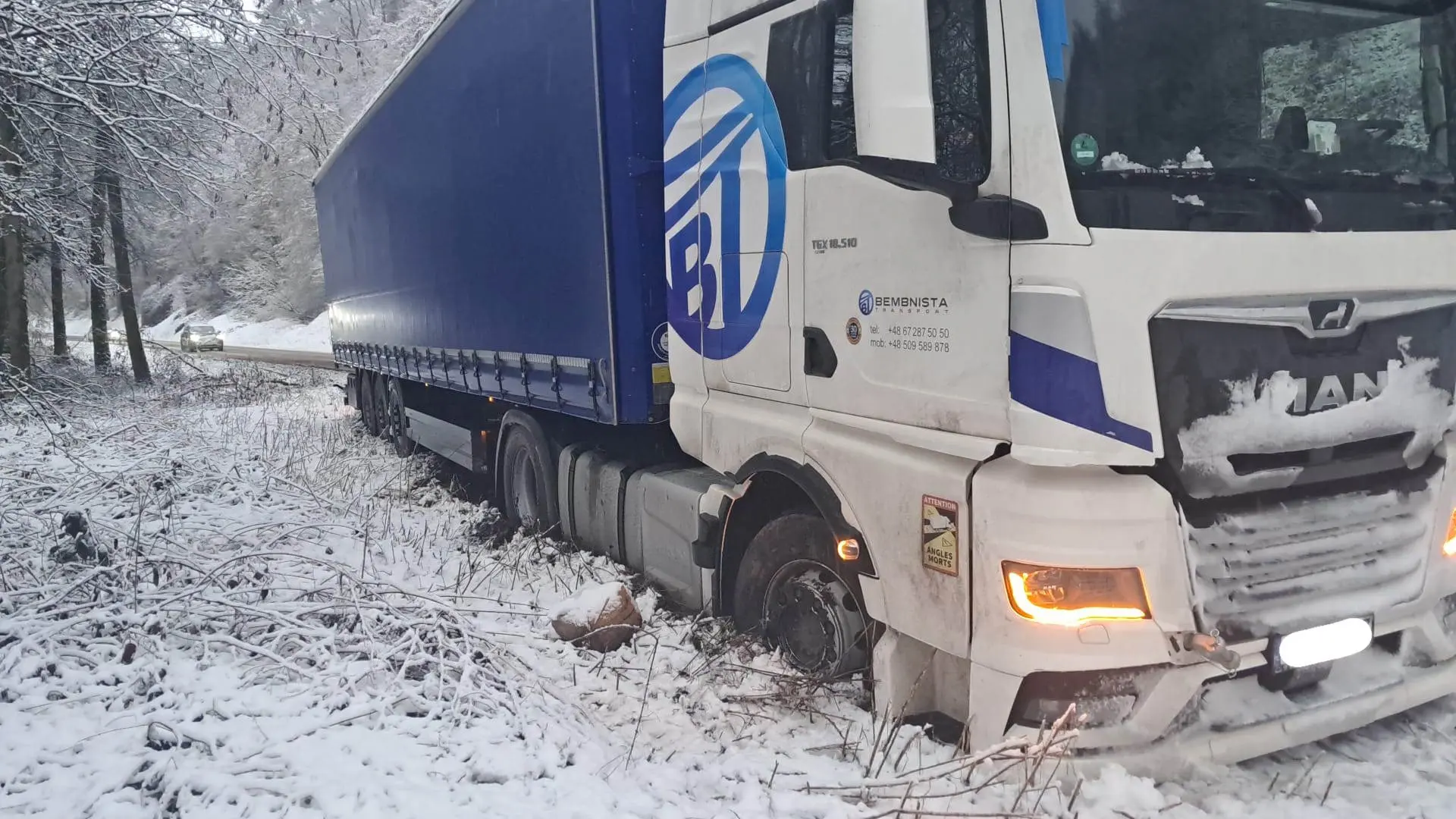LKW Abschleppen: Wie wir den Sattelzug aus dem Schlamm gezogen haben