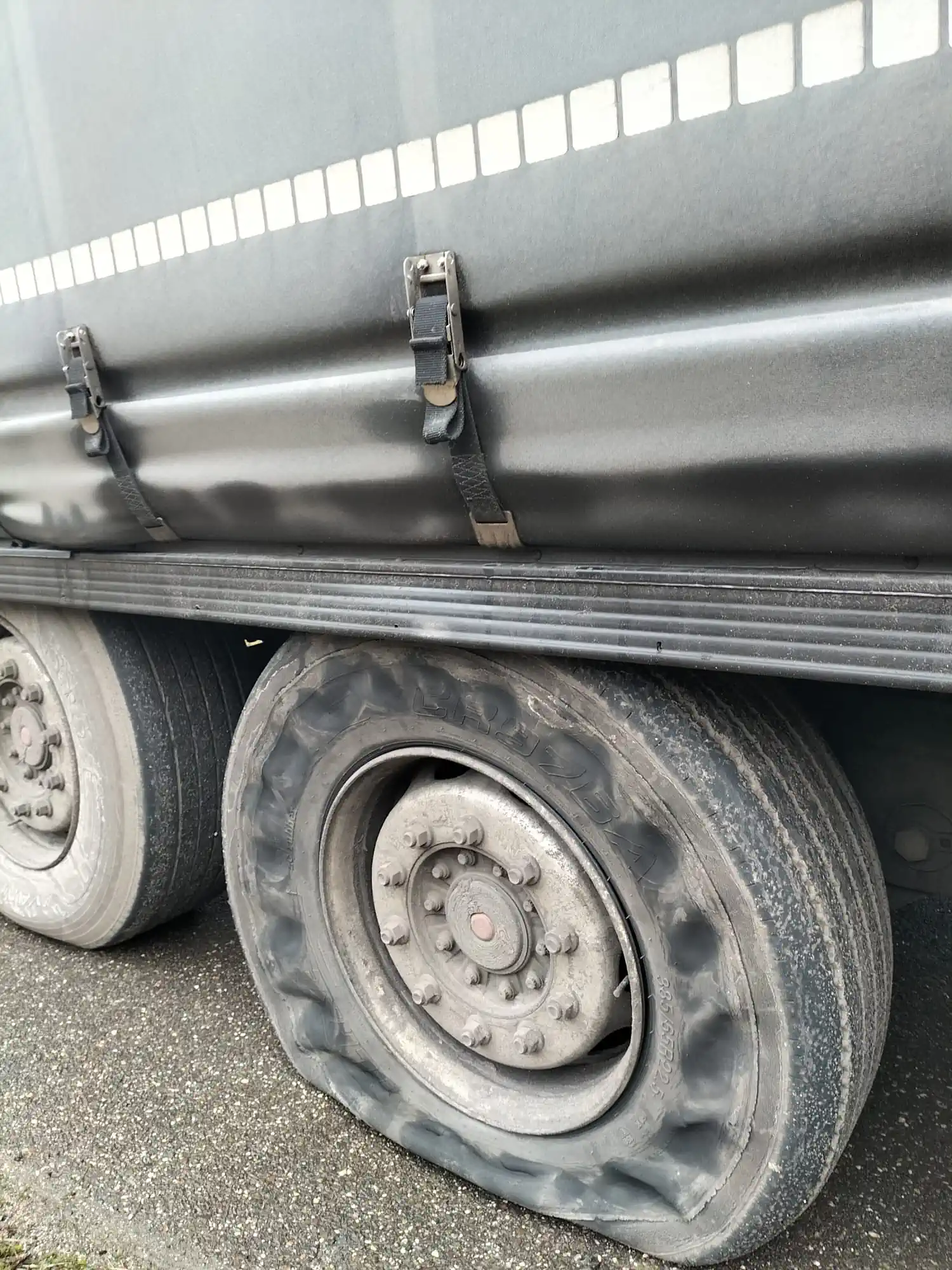LKW Reifenservice bei Reifenpanne auf der A43. – AutoHelp LKW Reifenservice bei Reifenpanne auf der A43