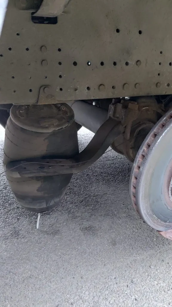 LKW Reifenservice bei Reifenplatzer am Auflieger bei Berlin – LKW Help 24 LKW Reifenservice bei Reifenplatzer am Auflieger bei Berlin