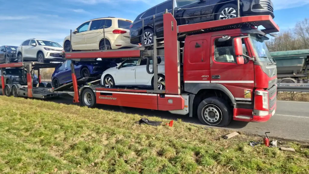 LKW Reifenservice Cottbus (03046) Doppelter Reifenplatzer am Autotransporter – Volvo FH 460 mit Neufahrzeugen in 2,5 Stunden wieder fahrbereit