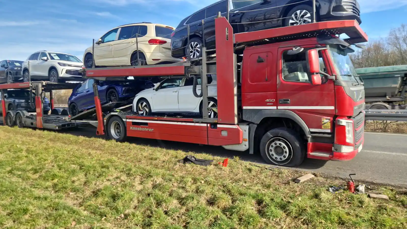 LKW Reifenservice Cottbus (03046) Doppelter Reifenplatzer am Autotransporter – Volvo FH 460 mit Neufahrzeugen in 2,5 Stunden wieder fahrbereit – AutoHelp LKW Reifenservice Cottbus (03046) Doppelter Reifenplatzer am Autotransporter – Volvo FH 460 mit Neufahrzeugen in 2,5 Stunden wieder fahrbereit