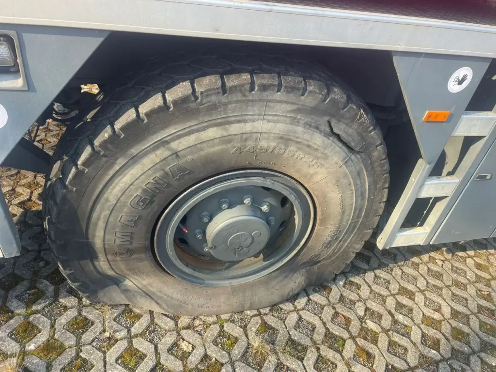 LKW Reifenservice Reifenpanne am Mobilkran auf der A46 bei Düsseldorf – Notfalleinsatz in unter 2 Stunden.
