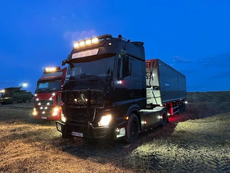LKW Reifenservice Reifenpanne auf dem Acker – Professionelle Bergung und Reifenwechsel eines 40-Tonners bei Landsberg am Lech