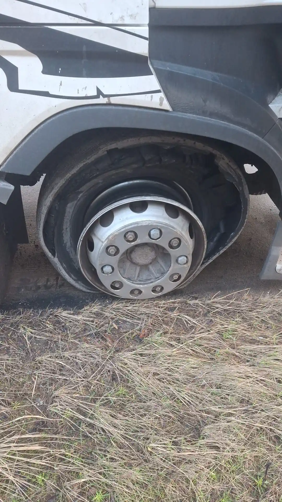 Truck Tire Service Near Me HGV Tyre Blowout on the Motorway near Duisburg – DAF XF Artic On-Site Replacement – AutoHelp Truck Tire Service Near Me HGV Tyre Blowout on the Motorway near Duisburg – DAF XF Artic On-Site Replacement