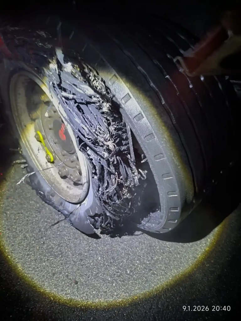 Truck Tyre Service Cottbus (03046) Double Tyre Blowout on Car Transporter – Volvo FH 460 Carrying New Cars Back on the Road in 2.5 Hours
