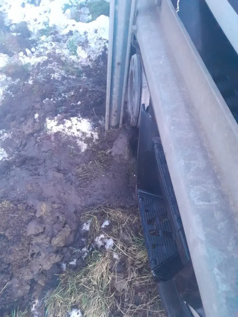 Trucks Towing Service How a Loaded Car Transporter Was Pulled Back From a Crash Barrier Near Cologne.. – LKW Help 24 Trucks Towing Service How a Loaded Car Transporter Was Pulled Back From a Crash Barrier Near Cologne..