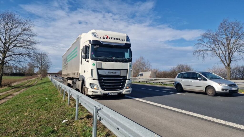 LKW Abschleppdienst Essen DAF Bergung auf der Autobahn – LKW Help 24 LKW Abschleppdienst Essen – DAF-Truck von RSD Trans wird auf der Autobahn A40 abgeschleppt