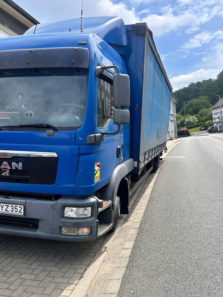 LKW Reifenservice Hannover MAN LKW verlor 2 Räder mobile Pannenhilfe LKW Help 24 – LKW Help 24 Blauer MAN LKW am Straßenrand bei Hannover nach Radverlust – mobile Pannenhilfe und Radmontage durch LKW Help 24