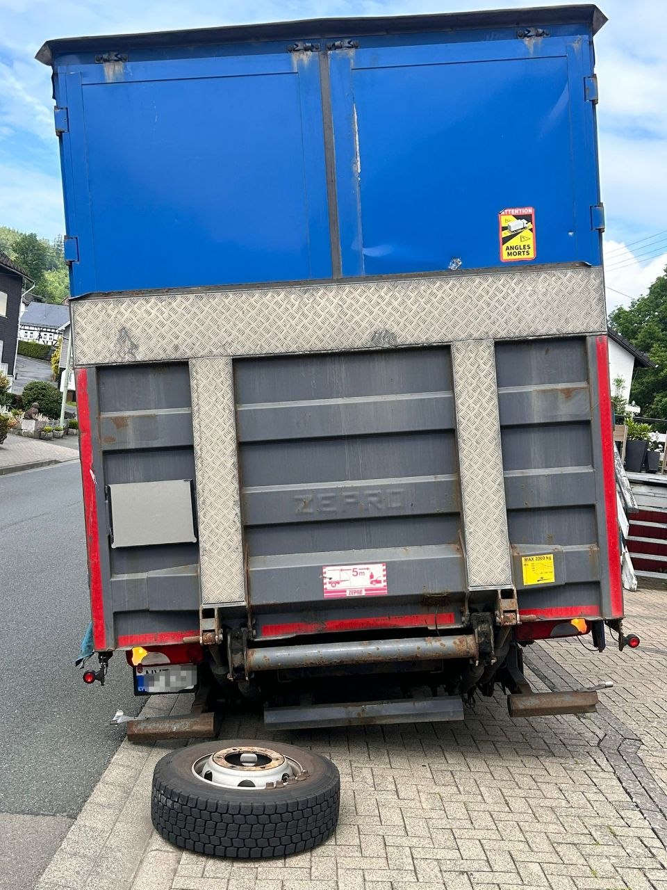 Mobiler LKW Reifenservice am Straßenrand – Rad gewechselt durch LKW Help 24