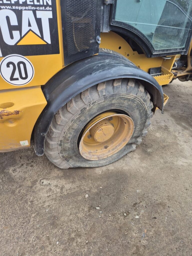 Mobiler Reifenservice Bagger Baustelle Radwechsel CAT Mobilbagger LKW Help 24 – AutoHelp Radwechsel an CAT Mobilbagger auf Baustelle – mobiler Reifenservice LKW Help 24