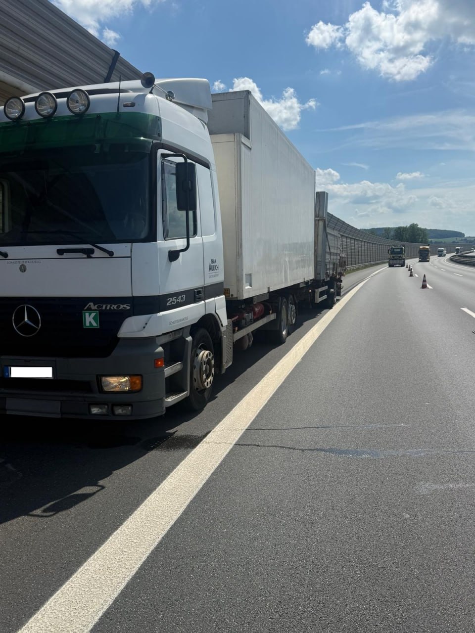 Mercedes-Benz Actros 2543 mit Auflieger auf dem Standstreifen der Autobahn, mobiler LKW Reifenservice von LKW Help 24