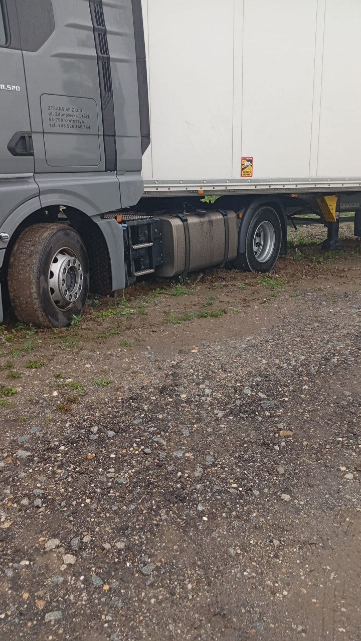 Mercedes-Benz Actros im Schlamm geborgen