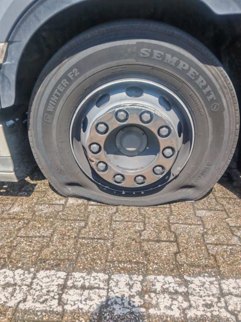 LKW Reifenservice Lenkachse Semperit Winter F2 mobil 247 – LKW Help 24 Zerstoerter LKW-Lenkreifen Semperit Winter F2 - mobiler Reifenservice vor Ort