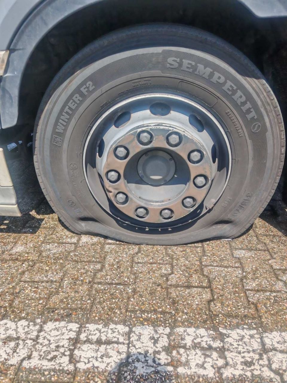 Zerstoerter LKW-Lenkreifen Semperit Winter F2 - mobiler Reifenservice vor Ort