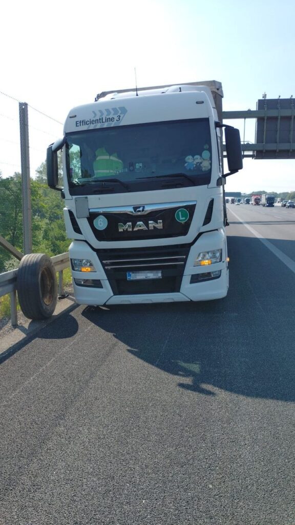 LKW Reifenservice 247 Autobahn bei Düsseldorf mobiler Radwechsel – LKW Help 24 Mobiler LKW Reifenservice auf der Autobahn bei Düsseldorf, Radwechsel nach Reifenschaden