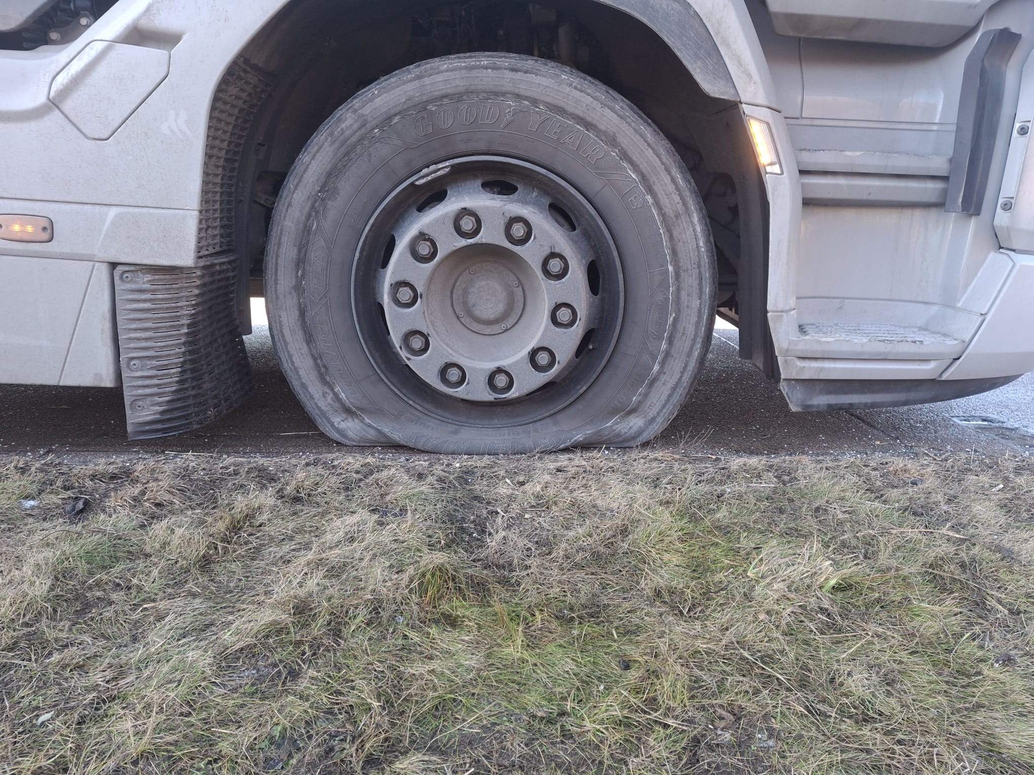 LKW Reifenservice 247 - Truck Tire Service Germany – AutoHelp LKW mit beschädigtem Reifen am Straßenrand - mobiler Reifenservice durch LKW Help 24