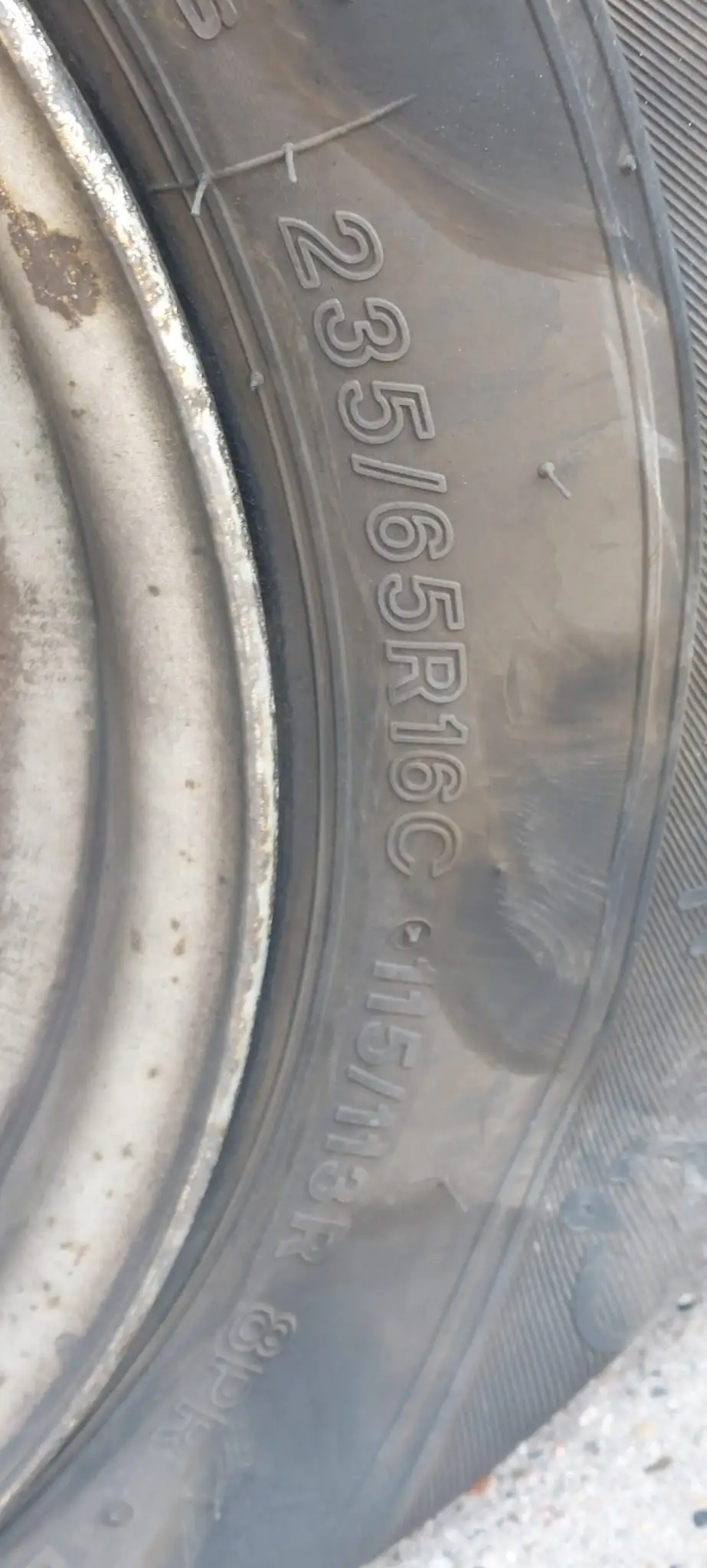 Zerstoerter Transporter-Reifen 235/65 R16C nach Reifenplatzer