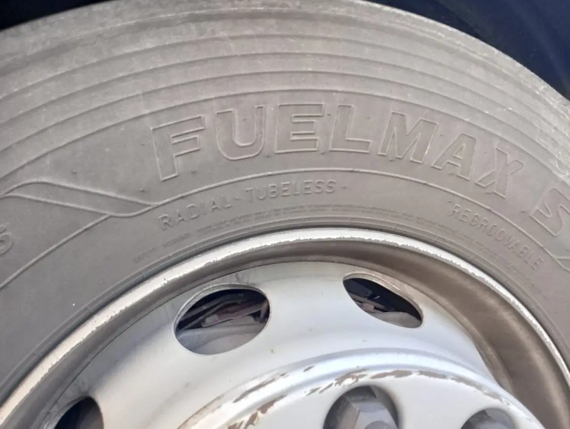 LKW Pannenhilfe vor Ort — LKW Reifenservice A20 Bad Segeberg: Lenkachs-Reifen am DAF XF in 50 Minuten gewechselt