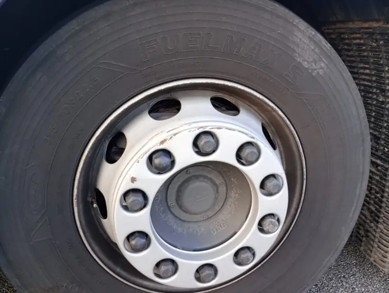 LKW Pannenhilfe vor Ort — LKW Reifenservice A20 Bad Segeberg: Lenkachs-Reifen am DAF XF in 50 Minuten gewechselt