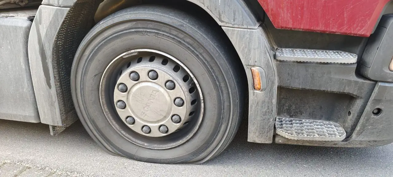 LKW Pannenhilfe vor Ort — LKW Reifenservice bei Reifenpanne an der Lenkachse: Scania auf der A3 bei Passau in 1 Stunde 45 Min