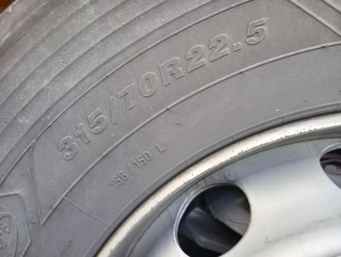 LKW Pannenhilfe vor Ort — LKW Reifenservice A20 Bad Segeberg: Lenkachs-Reifen am DAF XF in 50 Minuten gewechselt