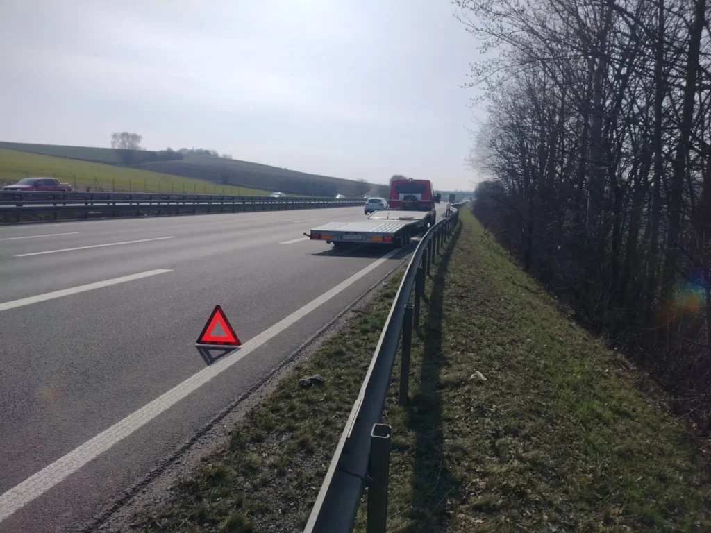 LKW Pannenhilfe vor Ort — LKW-Bergung auf der A4 bei Bautzen: Motorschaden in 25 Minuten per Schwerlast-Abschleppwagen geborgen