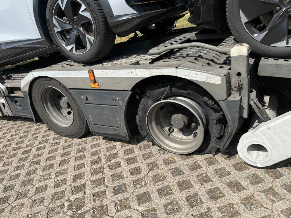 autotransporter-reifenplatzer-terminal-bremerhaven-01 – LKW Help 24 LKW Pannenhilfe vor Ort — Mobiler LKW Reifenservice in Bremerhaven: Autotransporter nach Reifenplatzer am Hafenterminal in 2