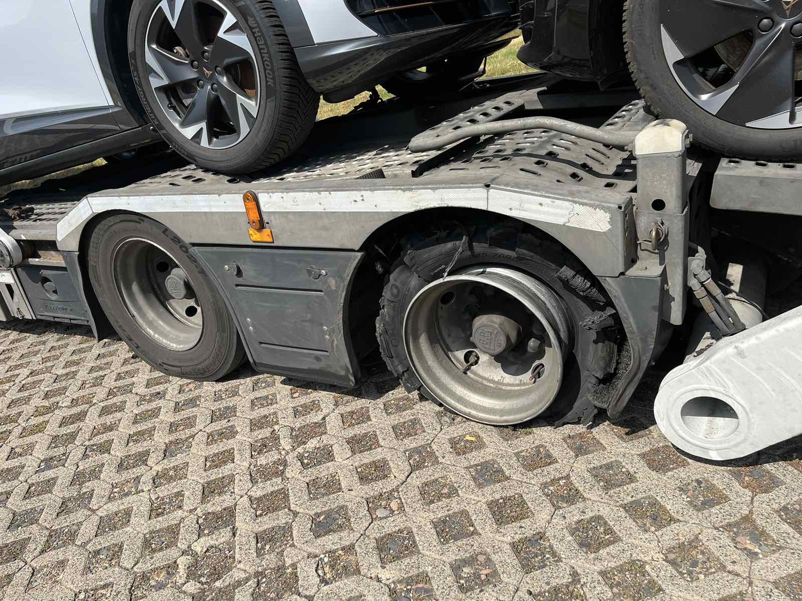 LKW Pannenhilfe vor Ort — Mobiler LKW Reifenservice in Bremerhaven: Autotransporter nach Reifenplatzer am Hafentermi