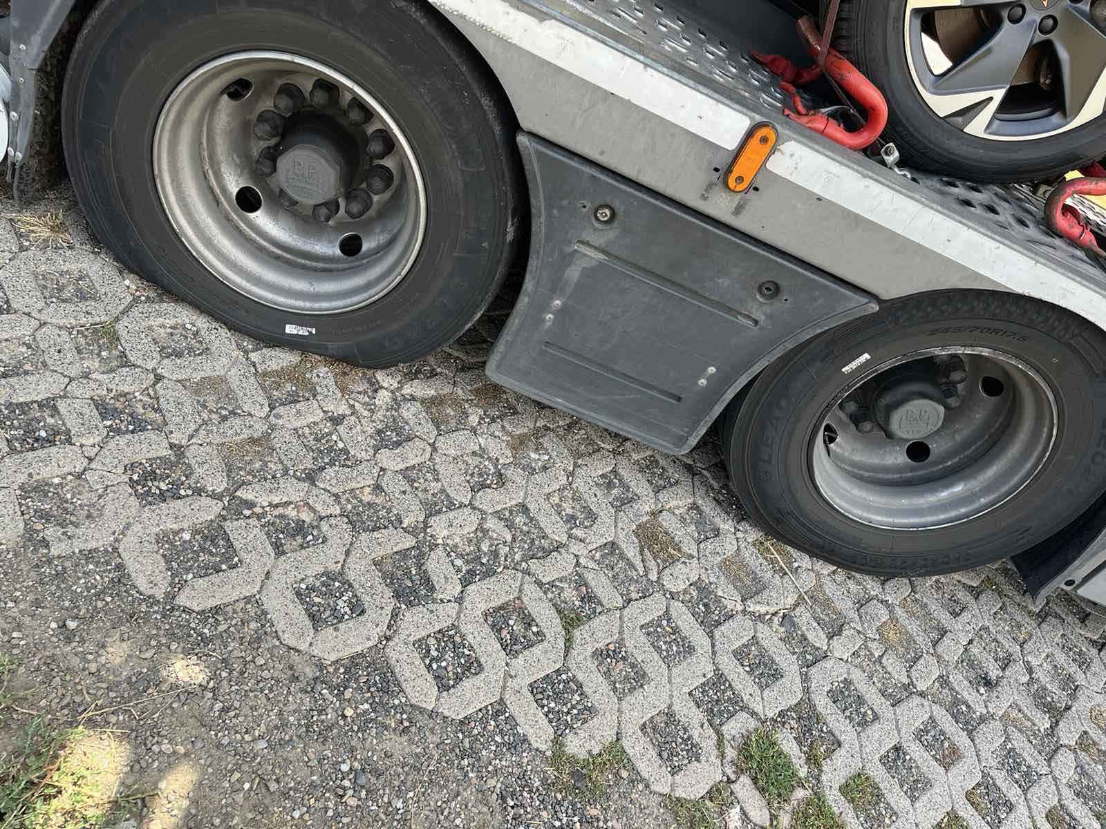 LKW Pannenhilfe vor Ort — Mobiler LKW Reifenservice in Bremerhaven: Autotransporter nach Reifenplatzer am Hafentermi