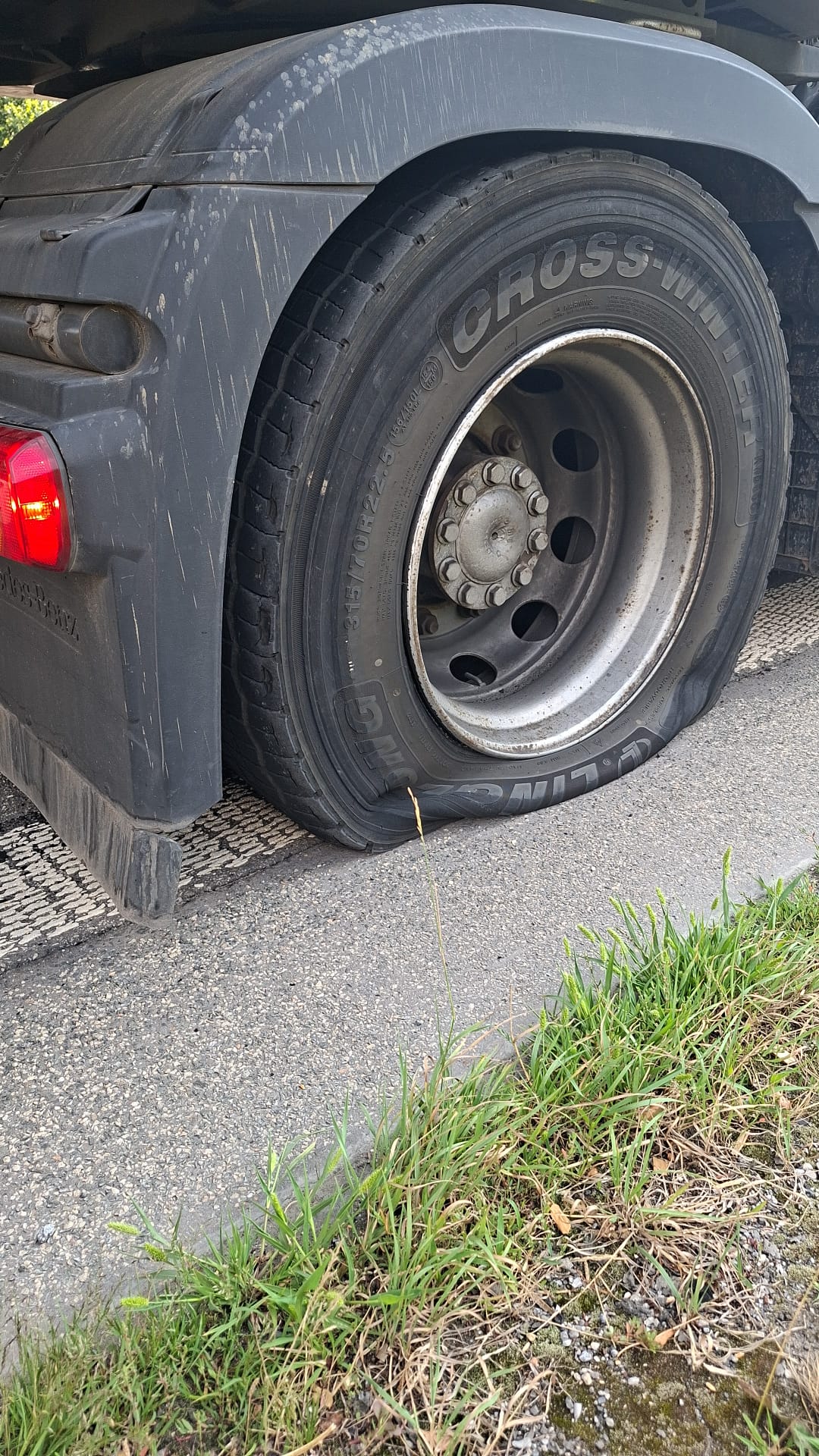 pomoc drogowa dla ciężarówki na miejscu — Awaria tachografu cyfrowego na A5 koło Baden-Baden: jak ciągnik siodłowy Mercedes-Benz Act