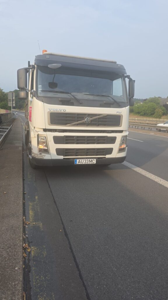 lkw-bergung-frontschaden-radbruch-a24-wittenberge-01 – LKW Help 24 LKW Pannenhilfe vor Ort — Bergung Sattelzugmaschine A24 bei Wittenberge: Volvo FM nach Frontschaden in 3,5 Stunden zur Werkst