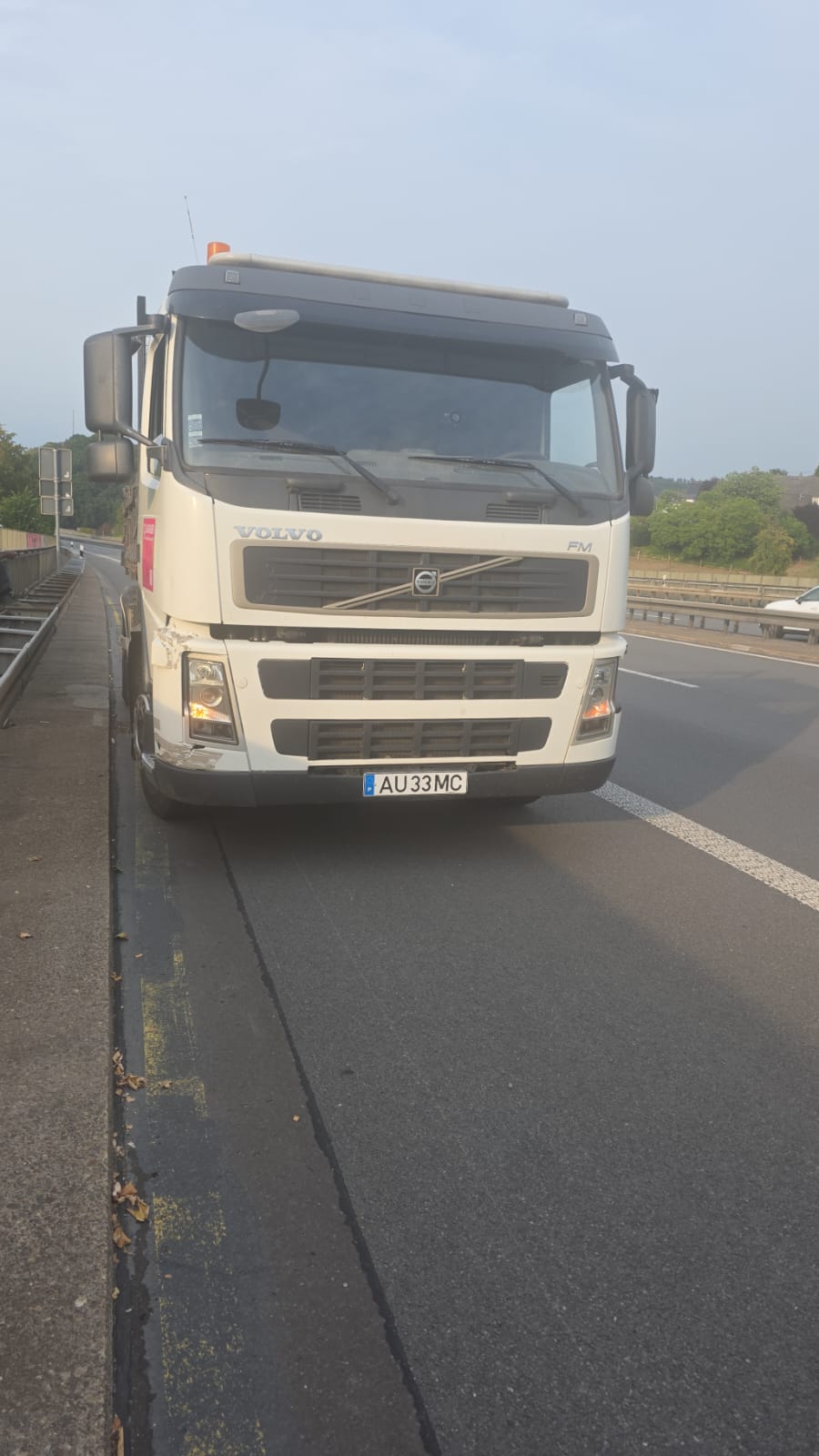 LKW Pannenhilfe vor Ort — Bergung Sattelzugmaschine A24 bei Wittenberge: Volvo FM nach Frontschaden in 3,5 Stunden z