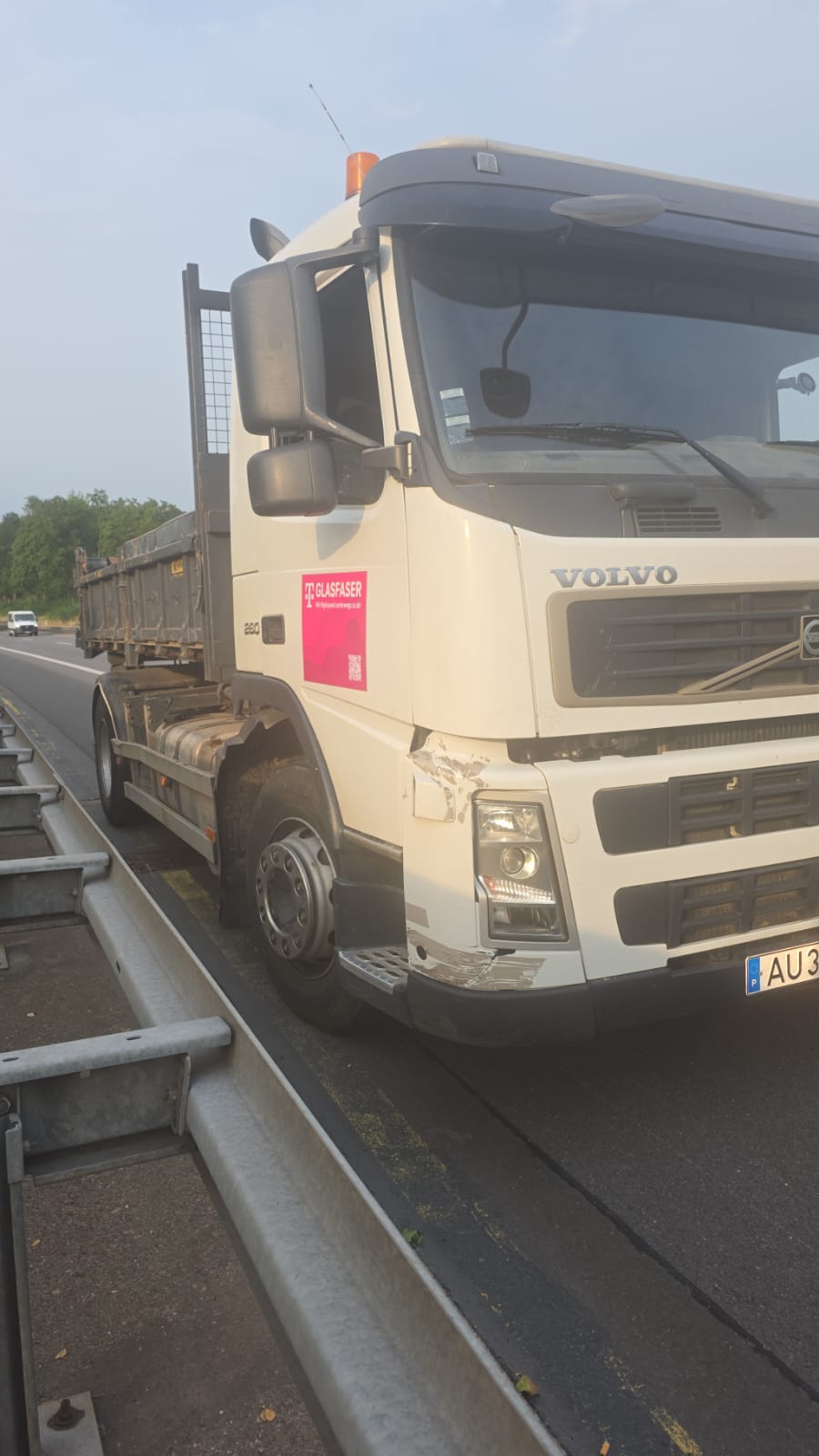LKW Pannenhilfe vor Ort — Bergung Sattelzugmaschine A24 bei Wittenberge: Volvo FM nach Frontschaden in 3,5 Stunden z