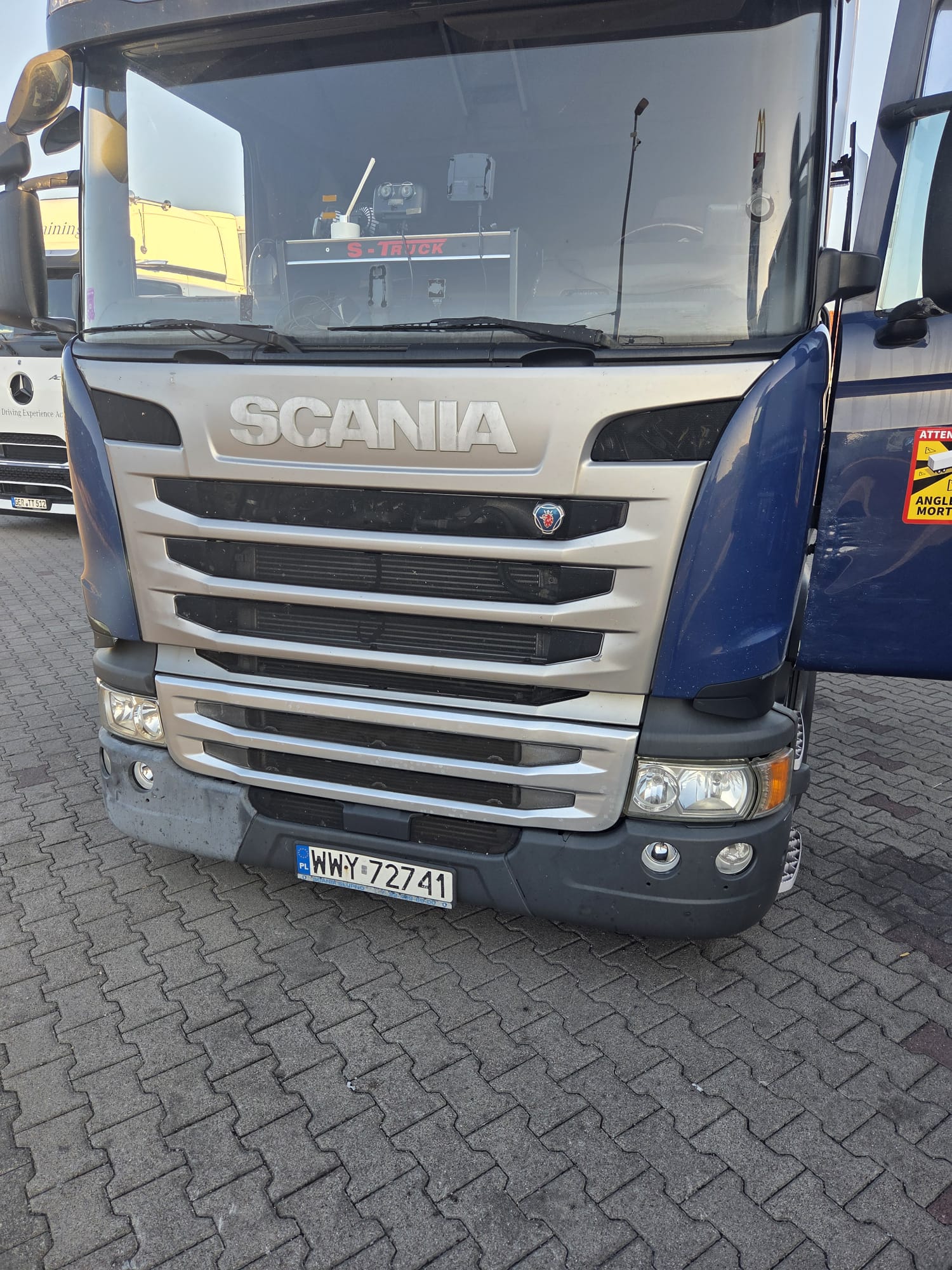 truck roadside assistance on site — Clutch Overheating on the B65 near Bückeburg: Scania Artic Stranded on a Hill – Recovered