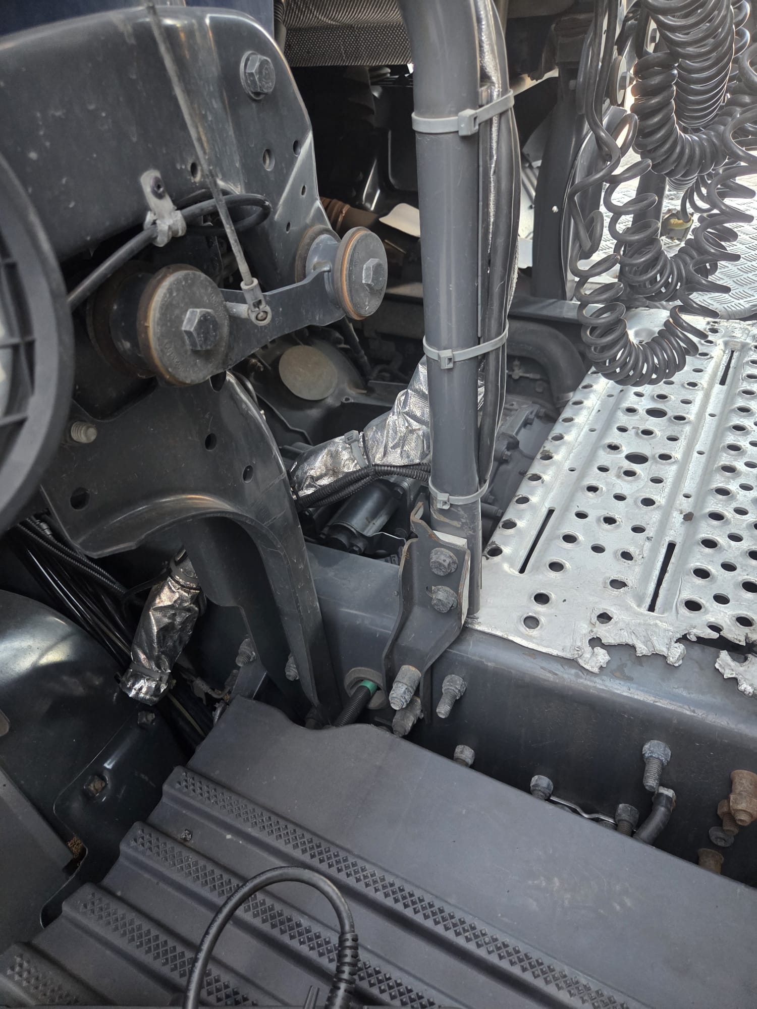 truck roadside assistance on site — Clutch Overheating on the B65 near Bückeburg: Scania Artic Stranded on a Hill – Recovered