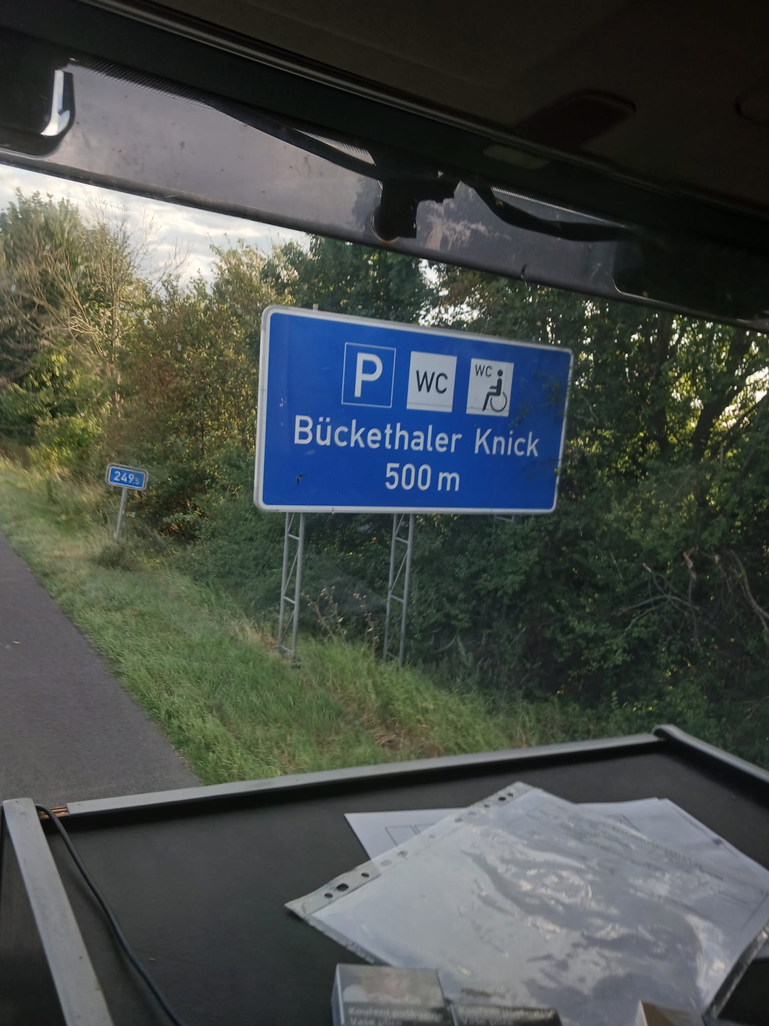 truck roadside assistance on site — Clutch Overheating on the B65 near Bückeburg: Scania Artic Stranded on a Hill – Recovered