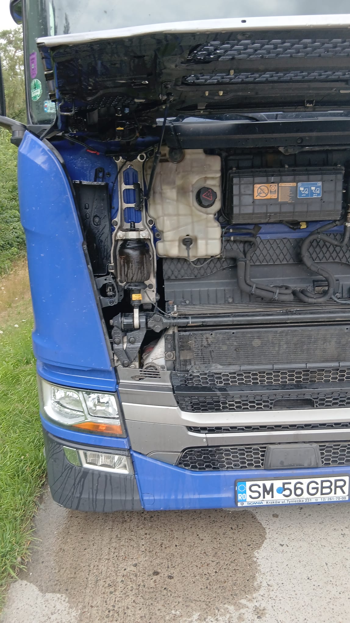 LKW Pannenhilfe vor Ort — Motorschaden auf der A6 bei Kaiserslautern: Ölleck an einem Scania-Sattelzug, Motor rechtz