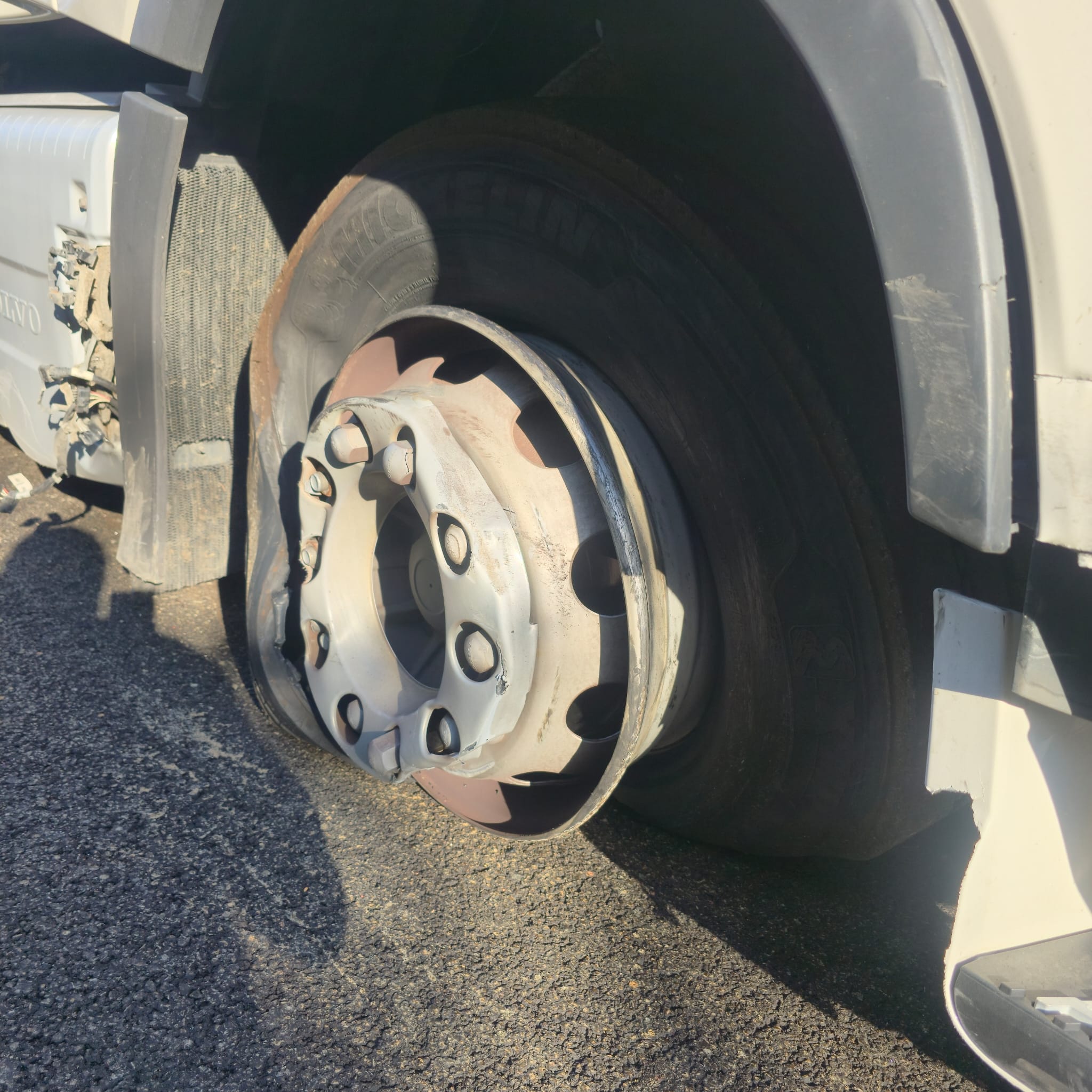 pomoc drogowa dla ciężarówki na miejscu — Holowanie TIR na A2 pod Brunszwikiem: Volvo FH z pękniętą felgą w 2 godz. 58 min