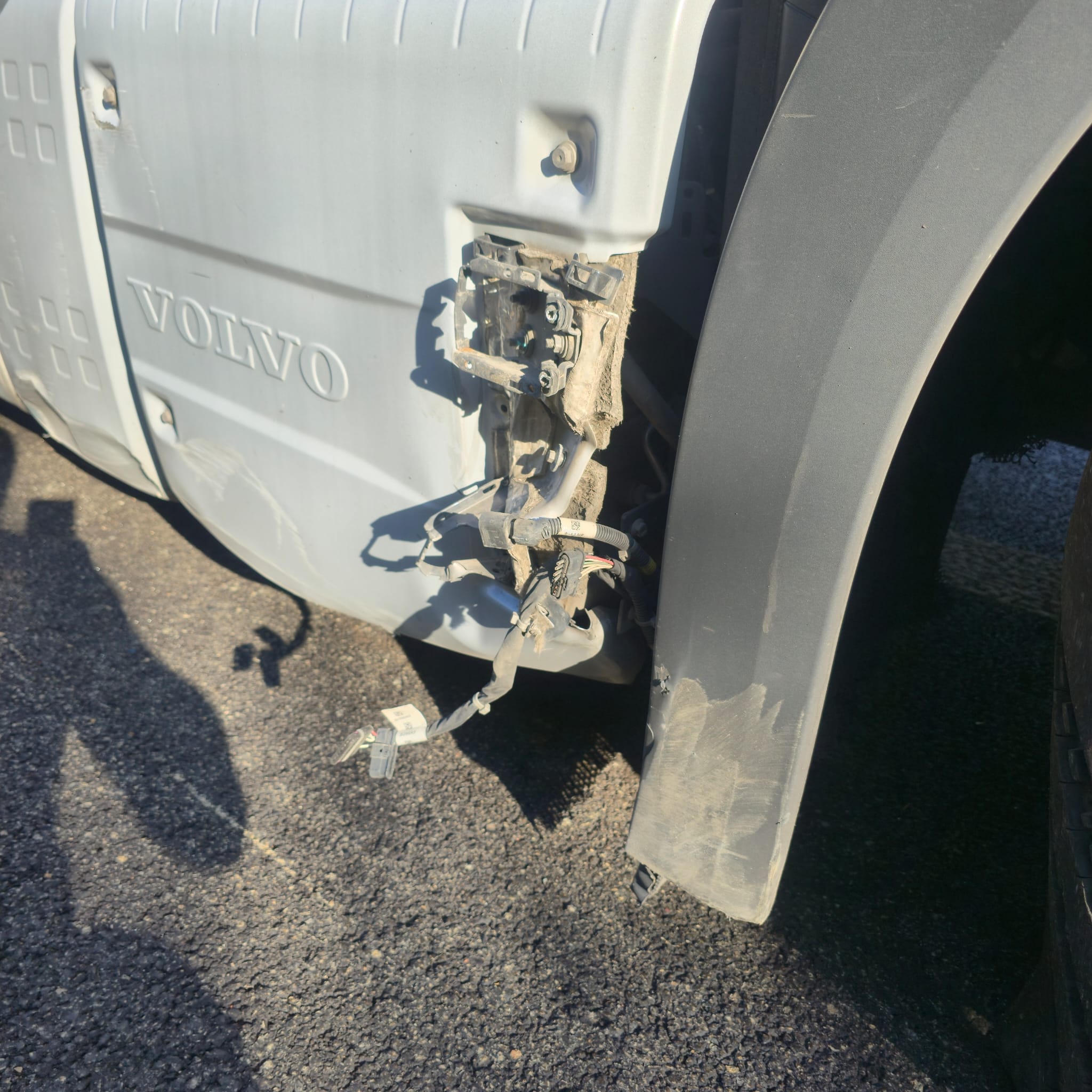 pomoc drogowa dla ciężarówki na miejscu — Holowanie TIR na A2 pod Brunszwikiem: Volvo FH z pękniętą felgą w 2 godz. 58 min