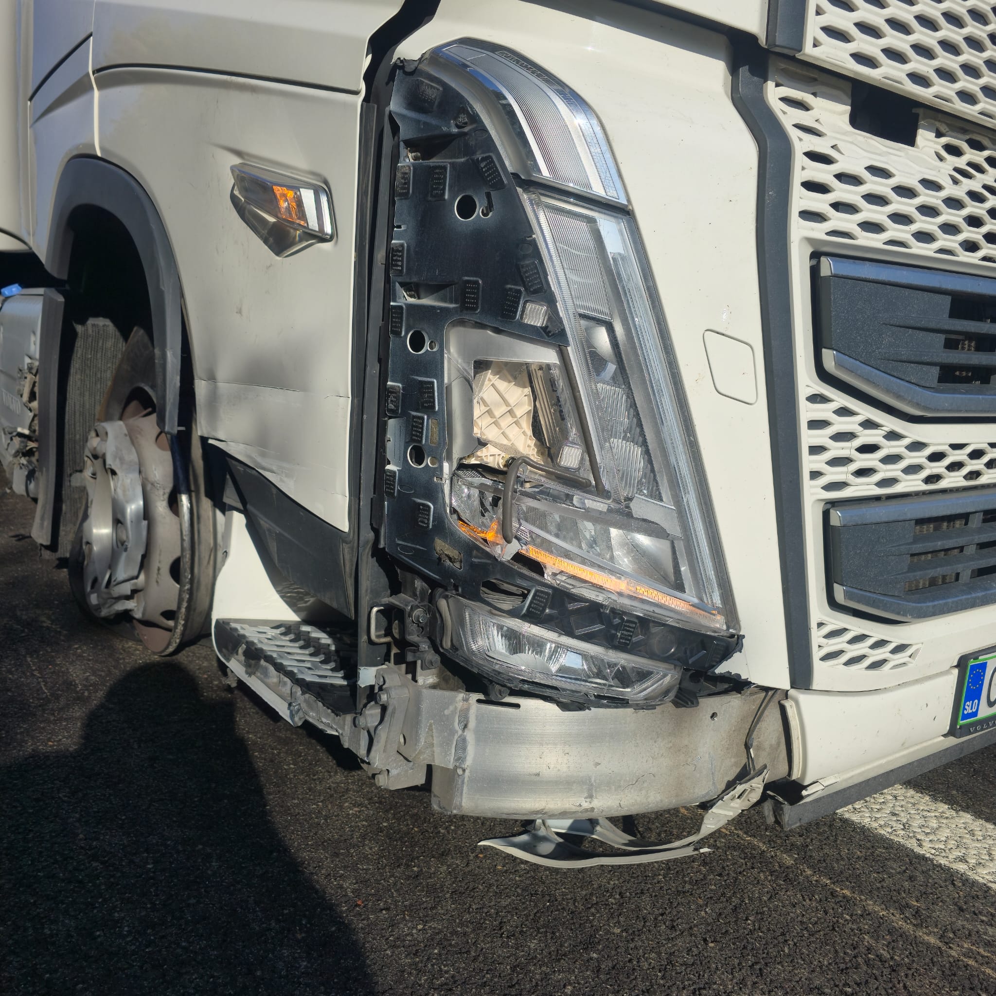 pomoc drogowa dla ciężarówki na miejscu — Holowanie TIR na A2 pod Brunszwikiem: Volvo FH z pękniętą felgą w 2 godz. 58 min
