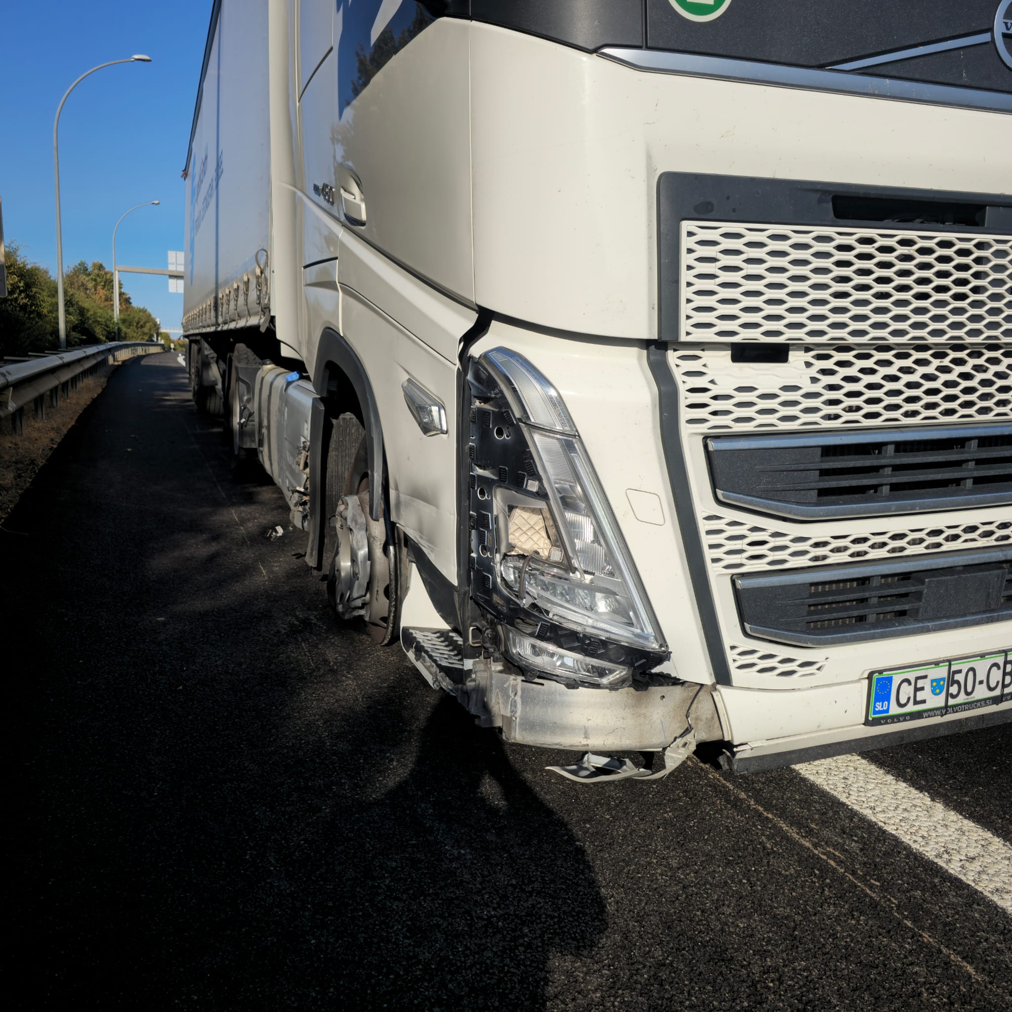 pomoc drogowa dla ciężarówki na miejscu — Holowanie TIR na A2 pod Brunszwikiem: Volvo FH z pękniętą felgą w 2 godz. 58 min