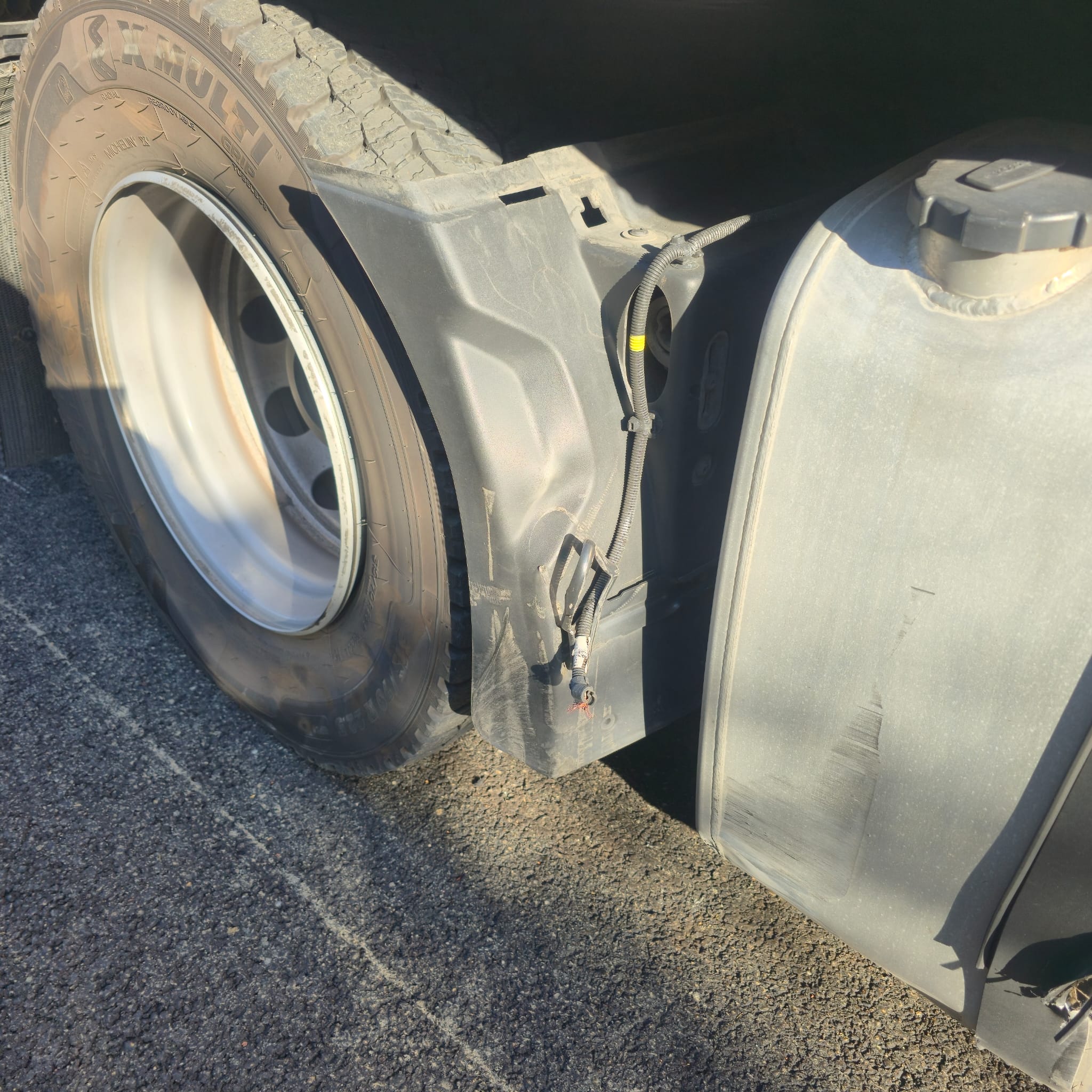 pomoc drogowa dla ciężarówki na miejscu — Holowanie TIR na A2 pod Brunszwikiem: Volvo FH z pękniętą felgą w 2 godz. 58 min