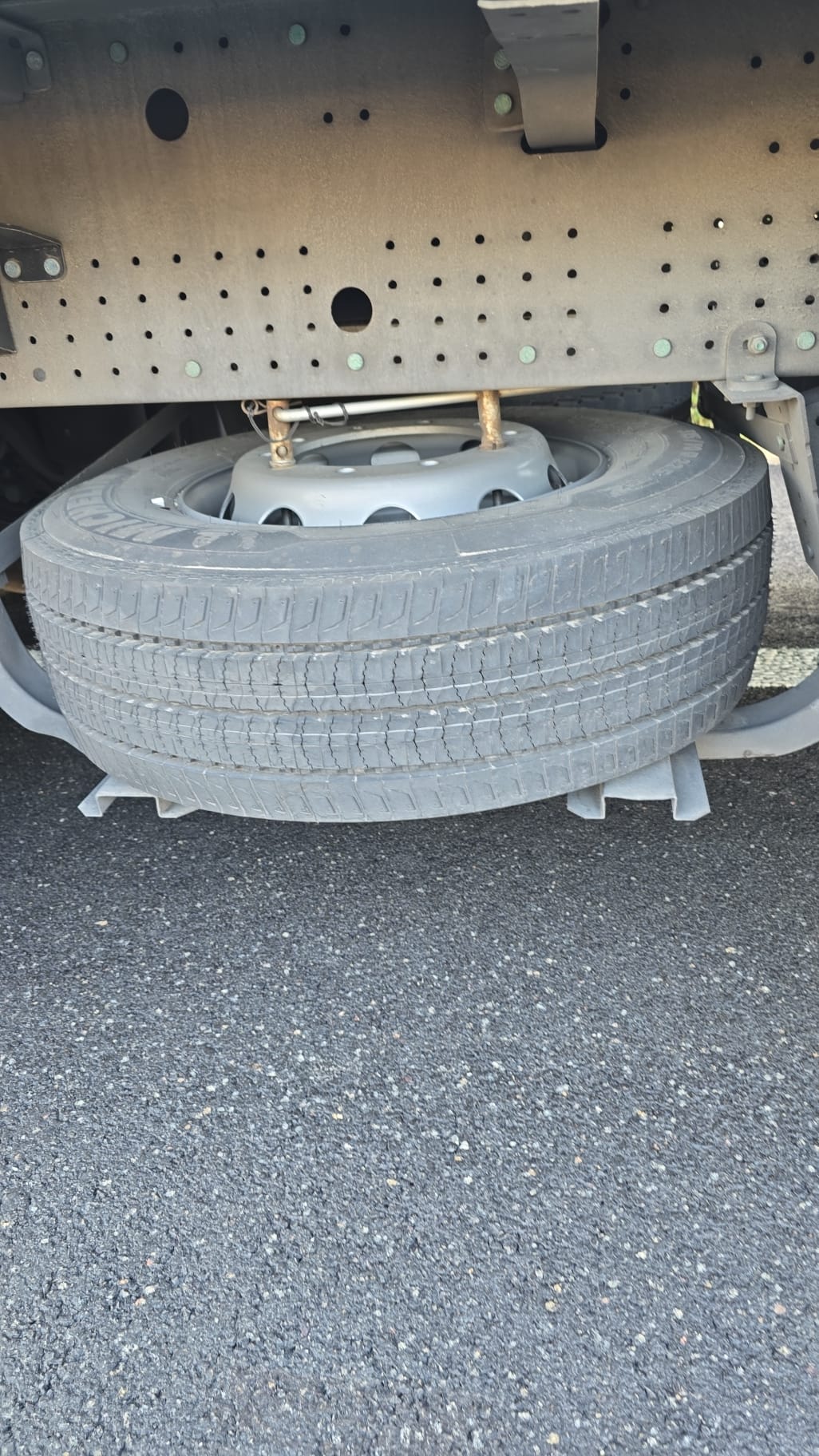 pomoc drogowa dla ciężarówki na miejscu — Holowanie TIR na A2 pod Brunszwikiem: Volvo FH z pękniętą felgą w 2 godz. 58 min