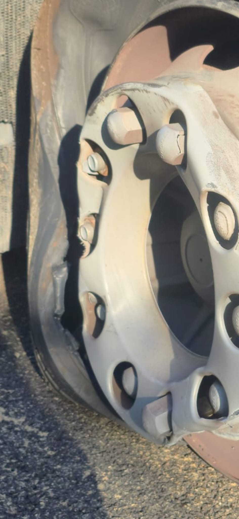 pomoc drogowa dla ciężarówki na miejscu — Holowanie TIR na A2 pod Brunszwikiem: Volvo FH z pękniętą felgą w 2 godz. 58 min